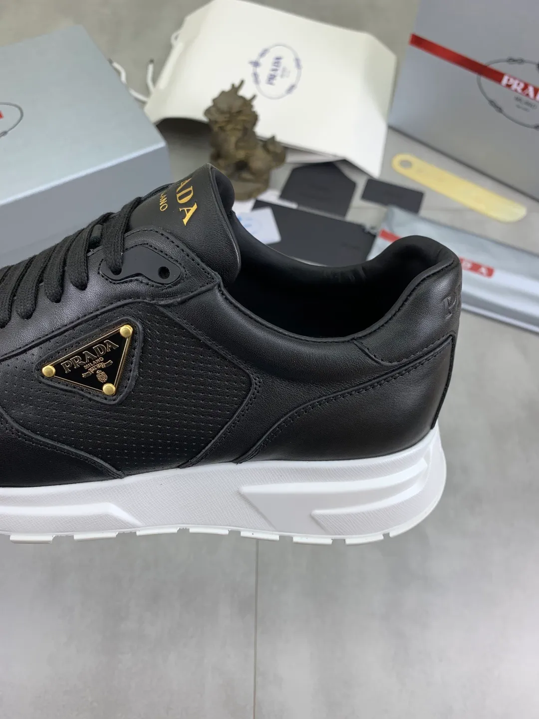 Men's shoes 💰P580💰 [New style] High version official website popular models are on the market, 🆘 Trendy brand (Prada) mainly promotes popular models, avant-garde and versatile fashion men's shoes private version mold opening, cowhide surface splicing 1:1.. Fashionable and simple, original imported cowhide lining cowhide feet; the atmosphere and personality are more fashionable, eye-catching and pursuing class. It will subvert the old idea and be a must-have for fashion trendsetters with you! Must keep it for yourself! Tall and comfortable, large and low, high-end quality workmanship. Size: 38-45; 5️⃣ colors available.